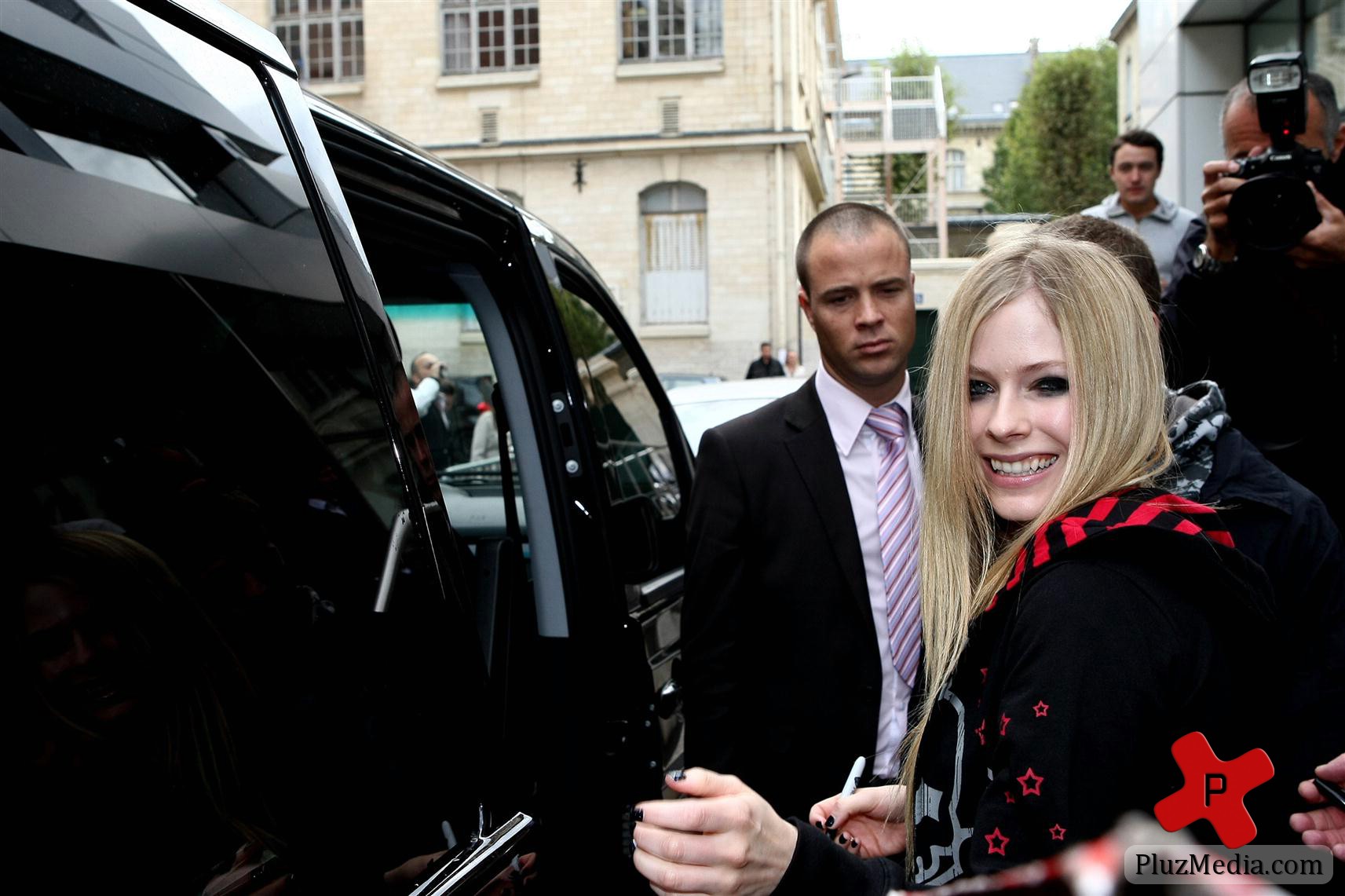 Avril Lavigne is all smiles as she leaves her Paris hotel photos | Picture 77870